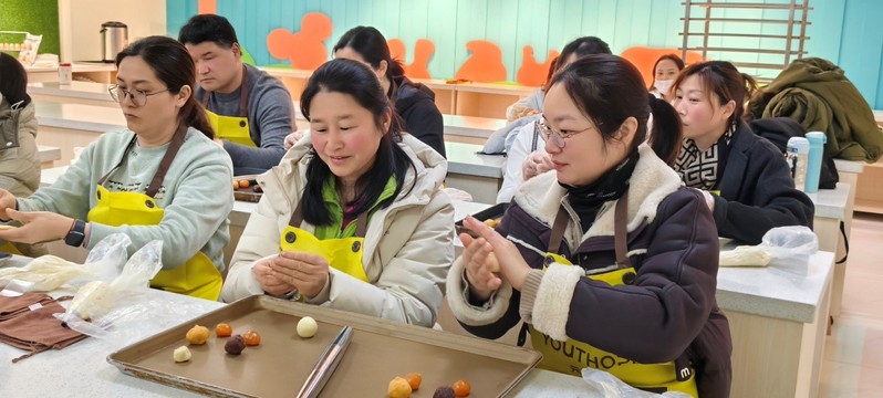 体育学院组织女教职工欢度“三八”国际劳动妇女节