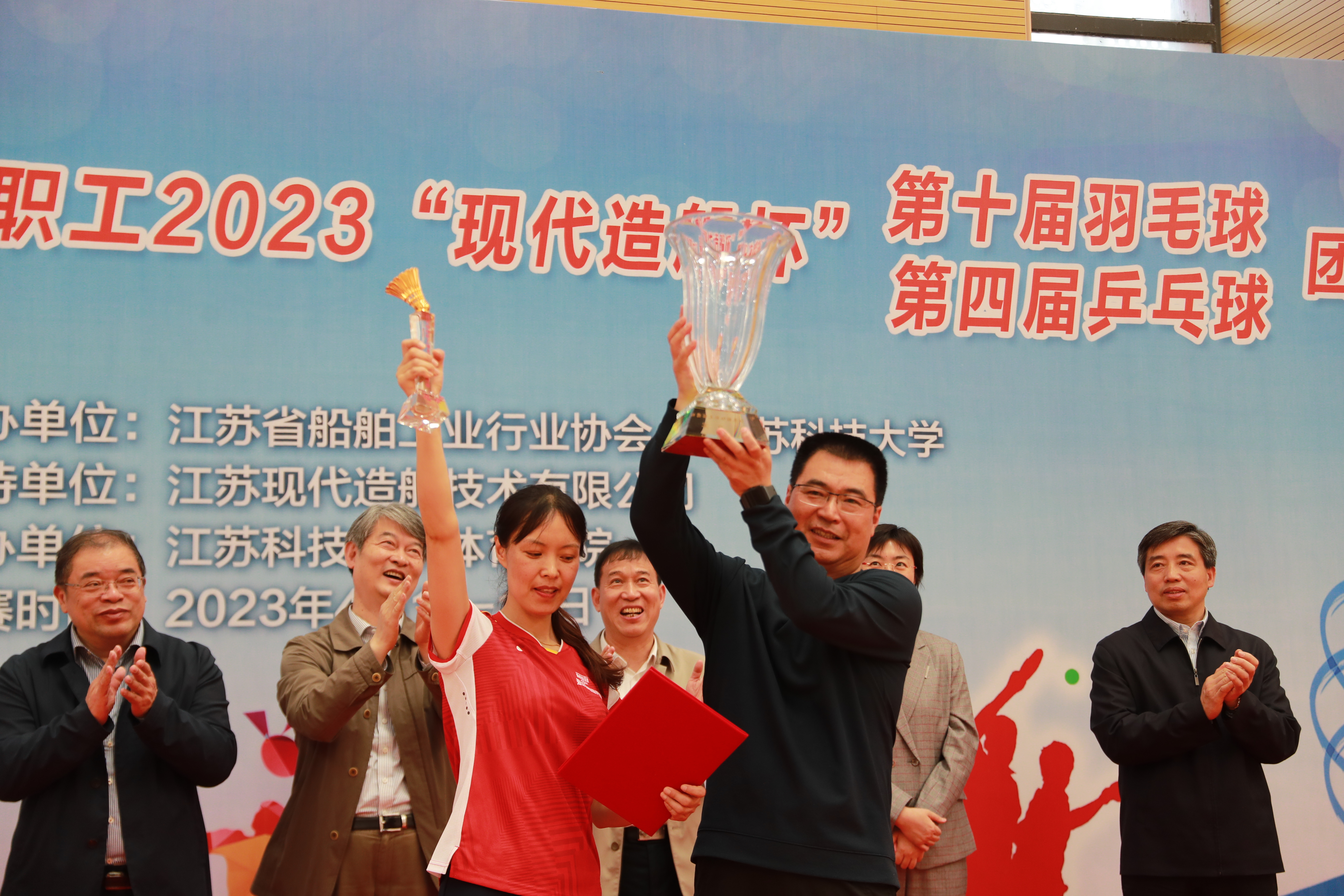 江科大羽毛球队员们将冠军奖杯高高地举起1.jpg
